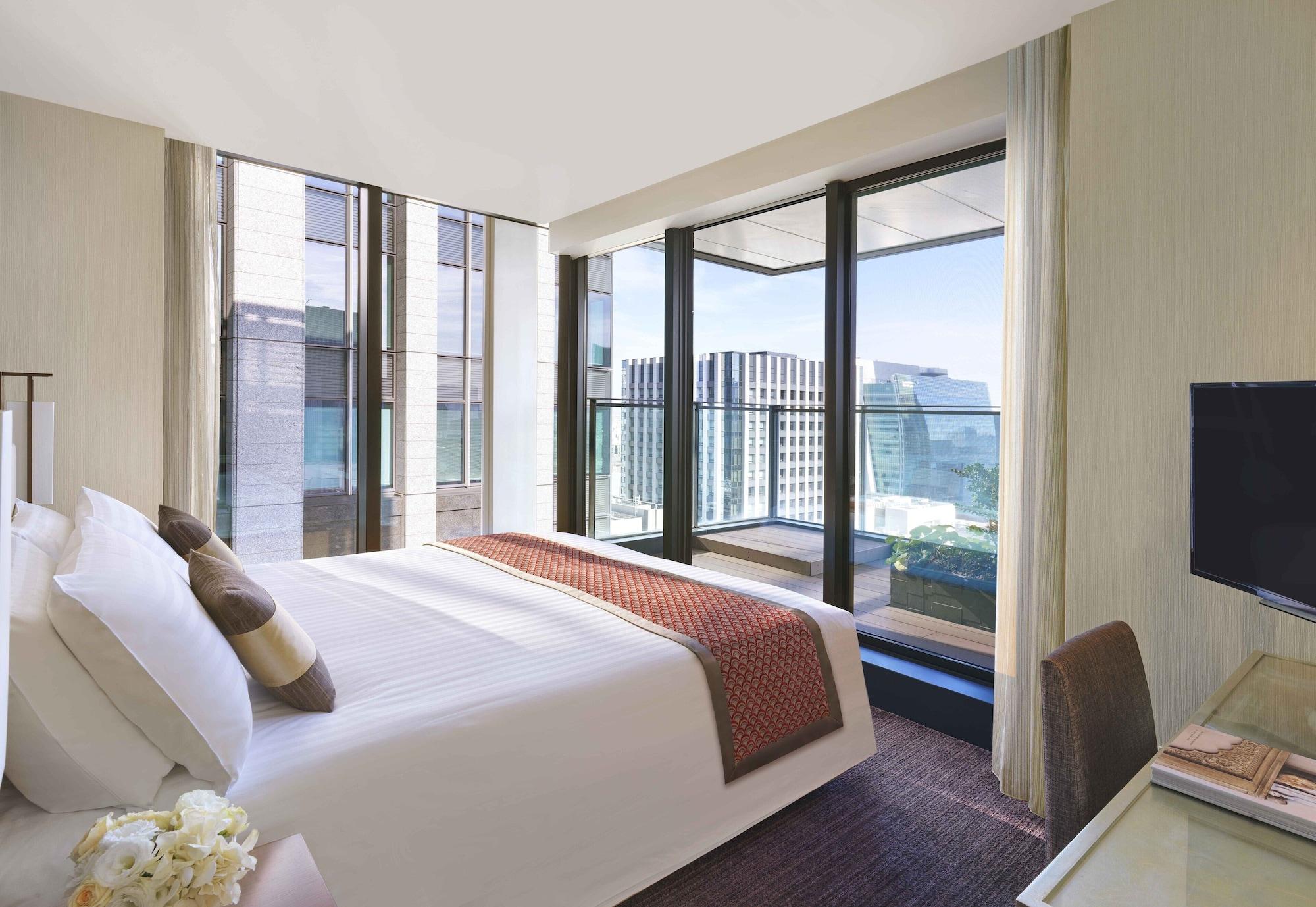 Oakwood Premier Tokyo Hotel Luaran gambar A bedroom at The Ritz-Carlton, Hong Kong