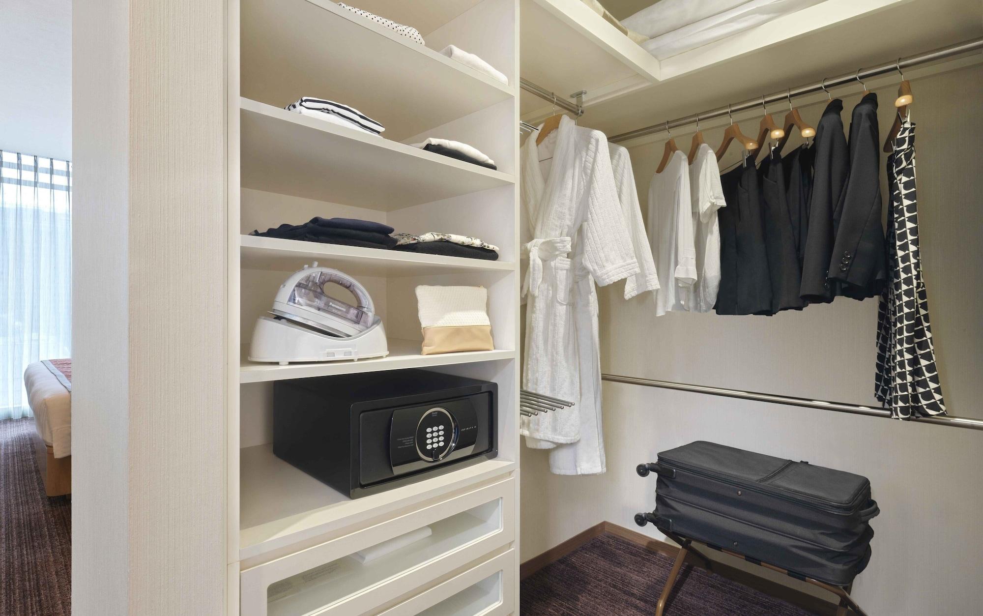 Oakwood Premier Tokyo Hotel Luaran gambar A safe in a hotel room