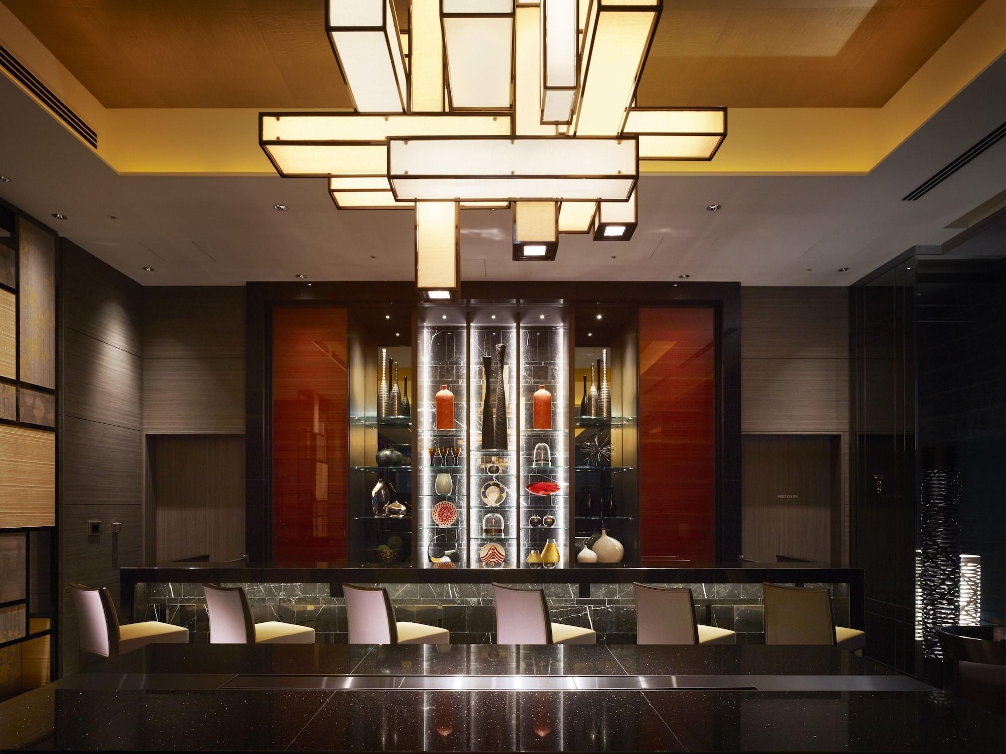 Oakwood Premier Tokyo Hotel Luaran gambar The bar at the lobby
