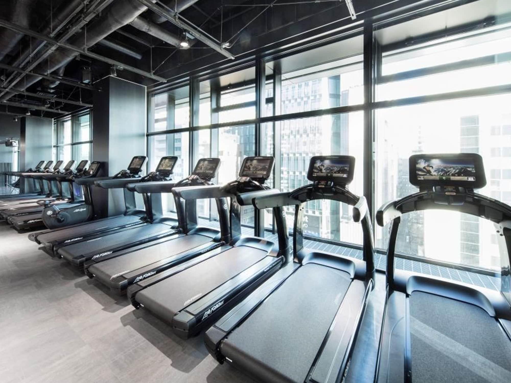 Oakwood Premier Tokyo Hotel Luaran gambar The gym at the 1000m² sports and wellness centre