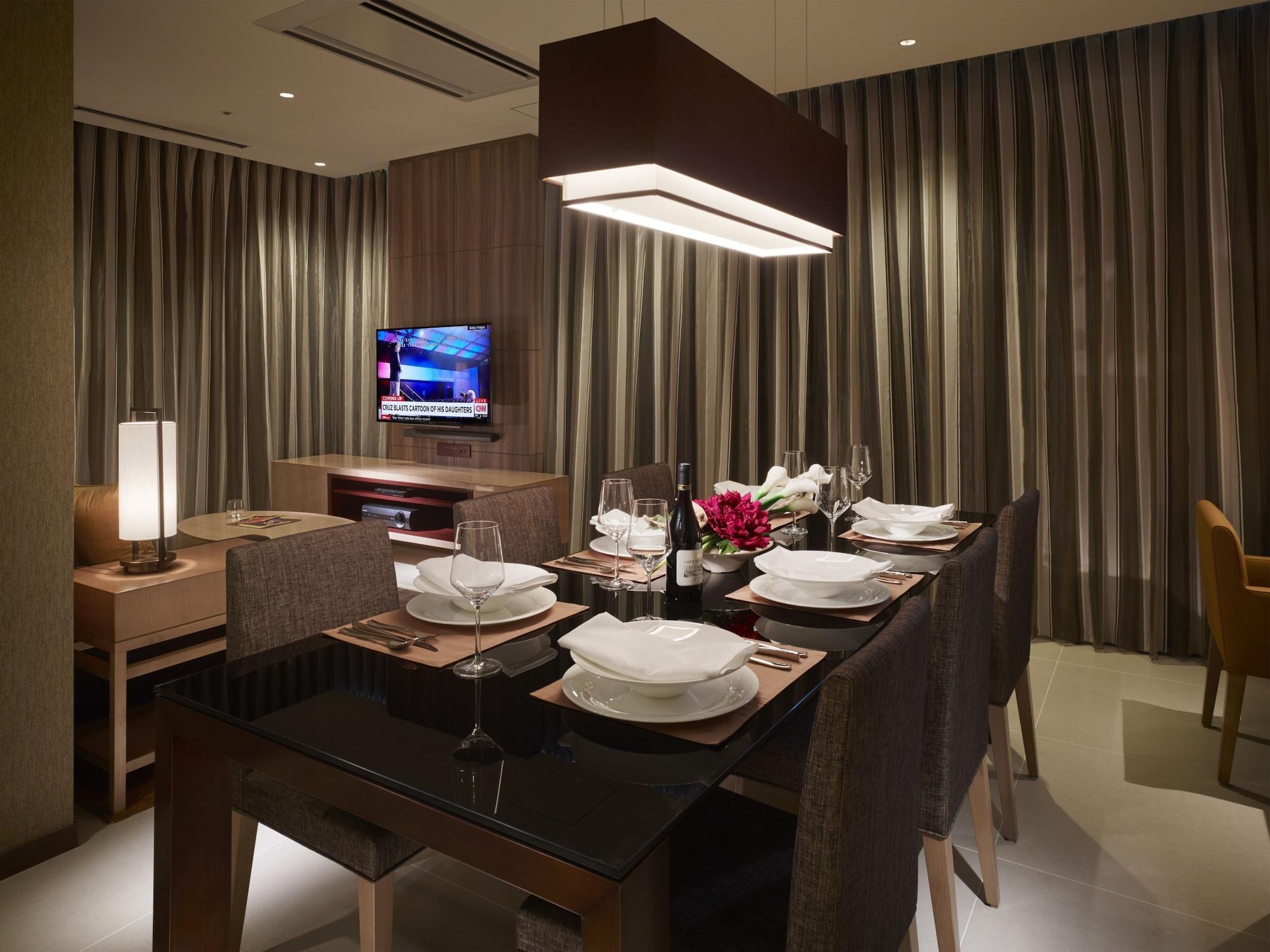 Oakwood Premier Tokyo Hotel Luaran gambar A dining room in a hotel suite