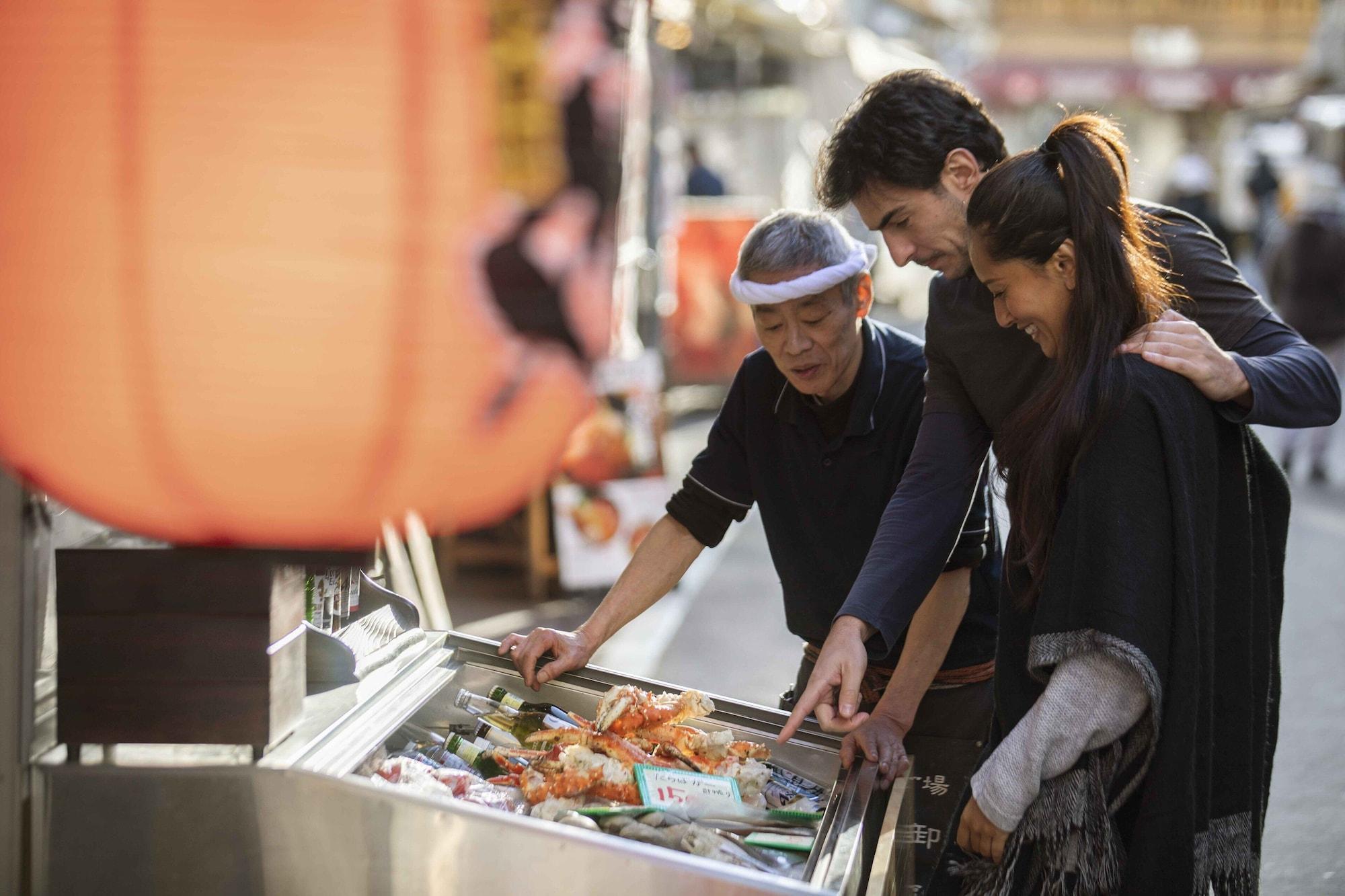 Oakwood Premier Tokyo Hotel Luaran gambar A street vendor in Dubai