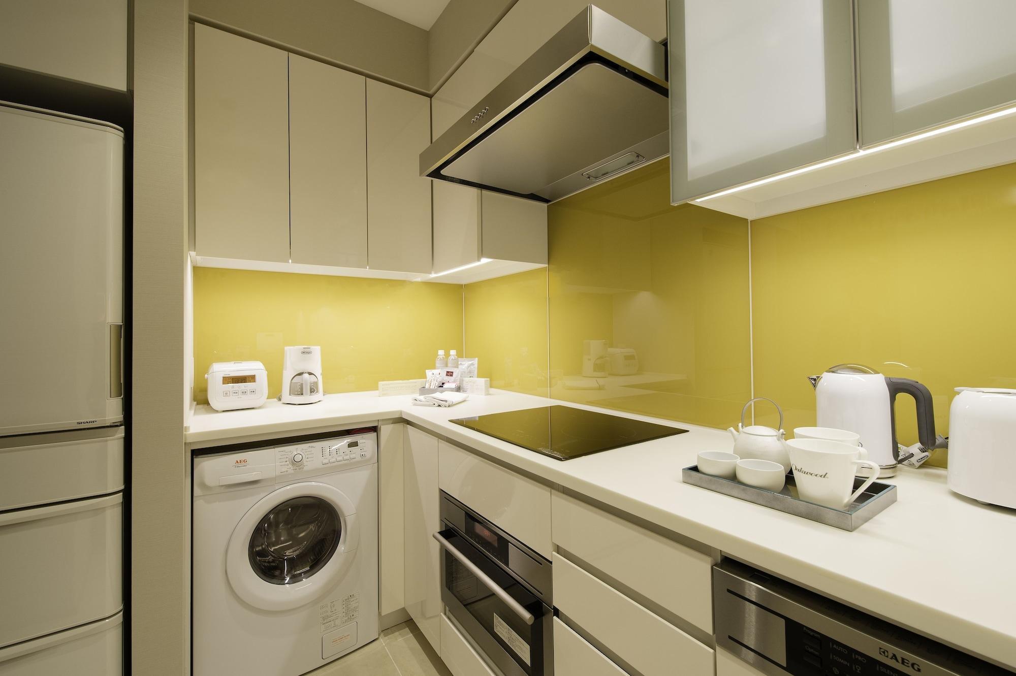 Oakwood Premier Tokyo Hotel Luaran gambar A typical kitchen in a serviced apartment