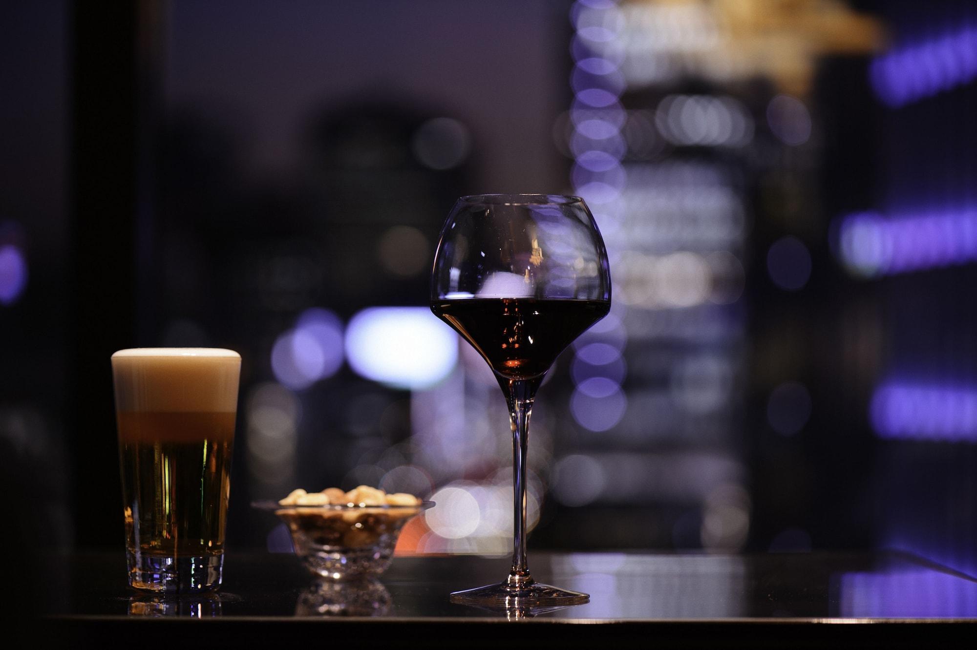 Oakwood Premier Tokyo Hotel Luaran gambar A glass of red wine