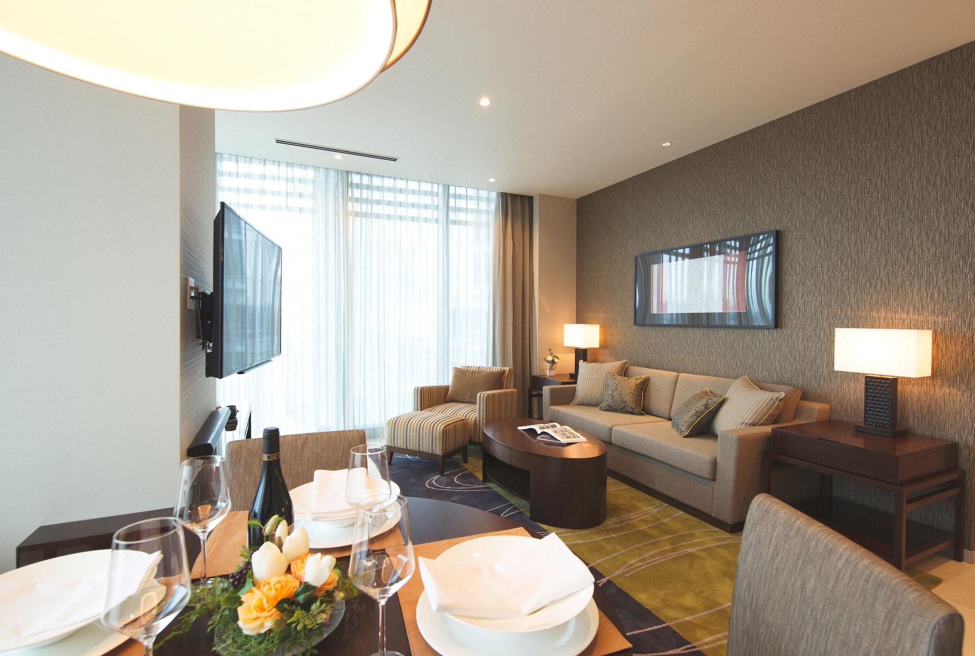 Oakwood Premier Tokyo Hotel Luaran gambar A living room at the hotel