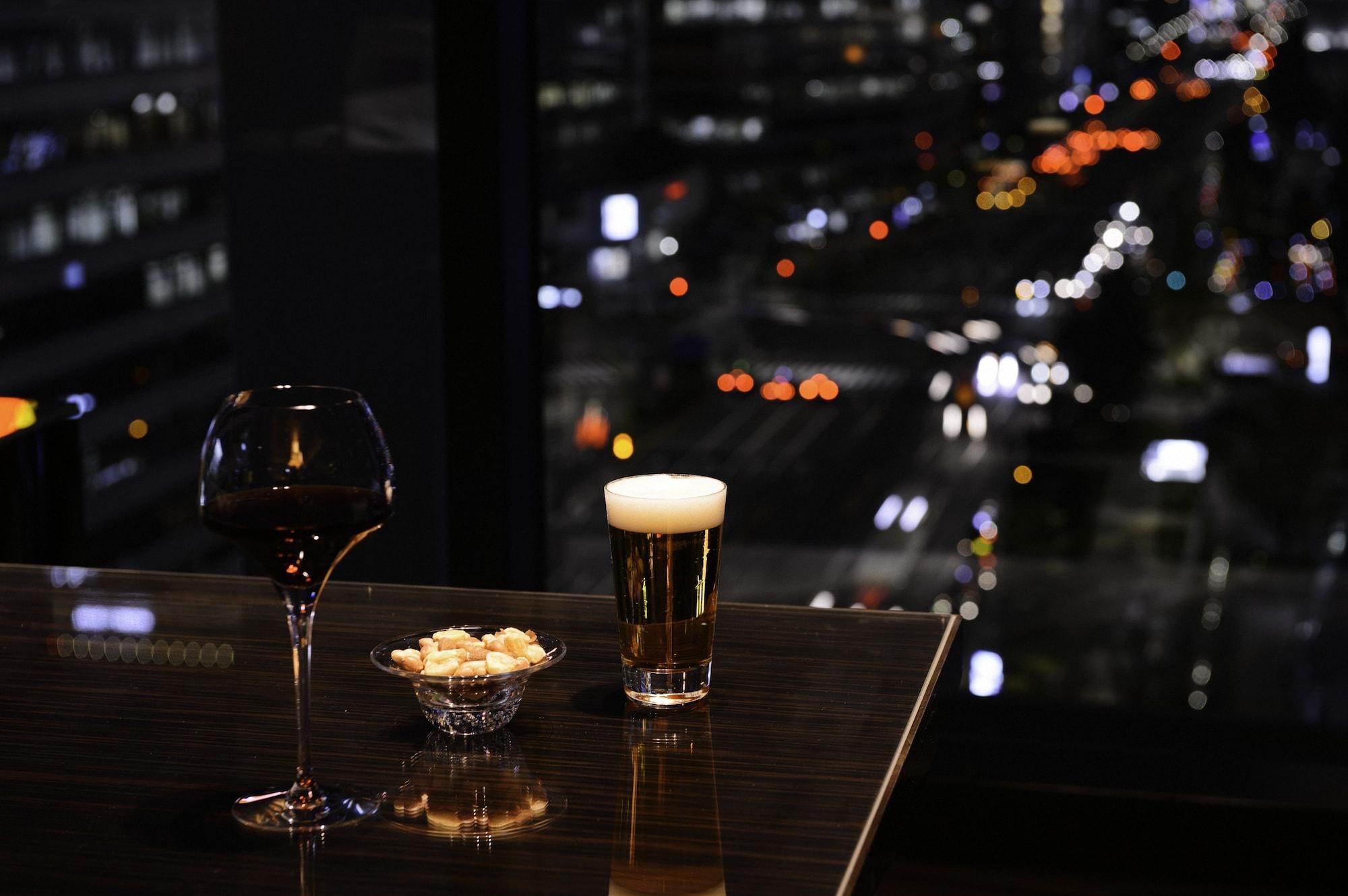 Oakwood Premier Tokyo Hotel Luaran gambar A glass of beer and a glass of wine