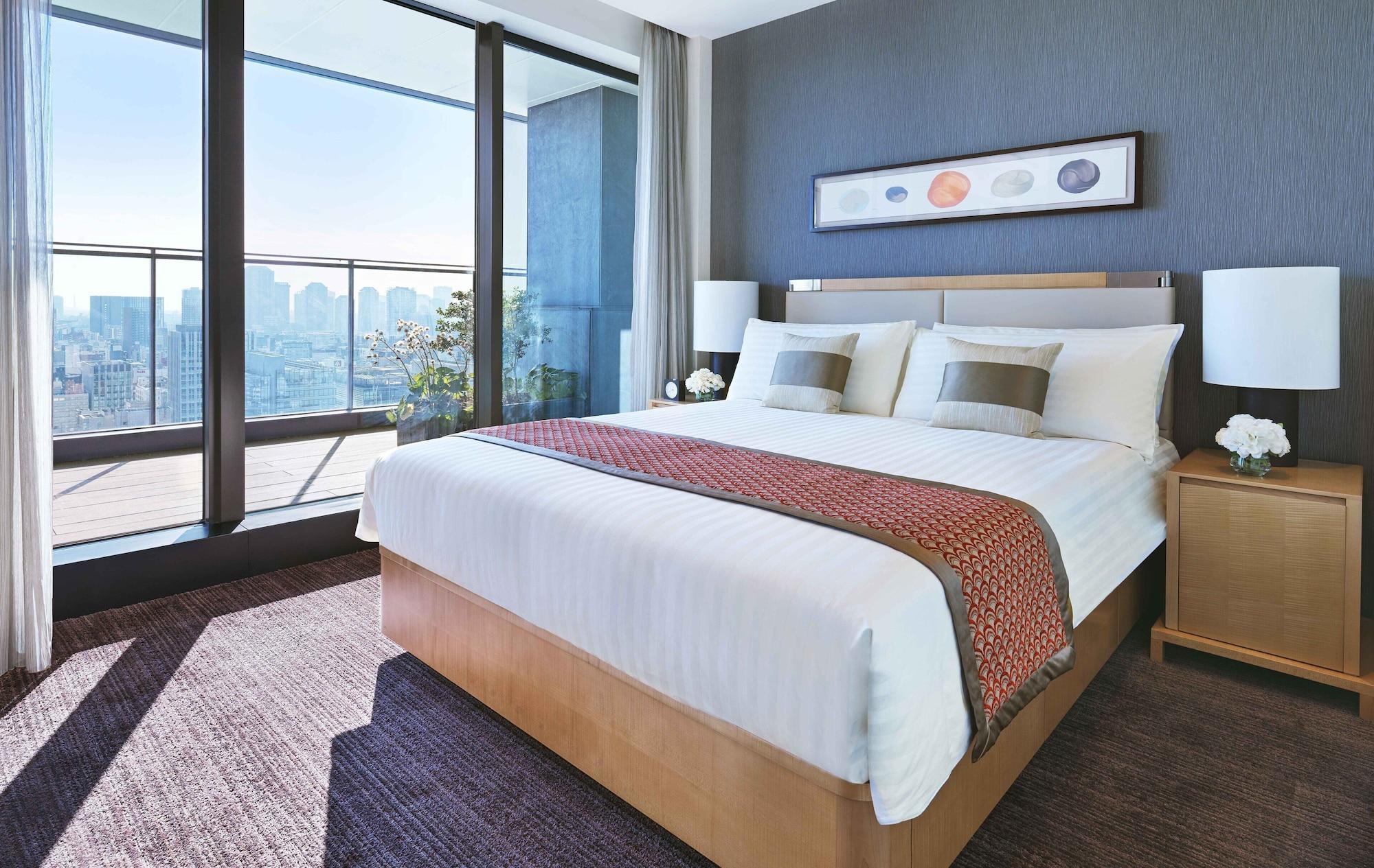 Oakwood Premier Tokyo Hotel Luaran gambar A bedroom at the Westin