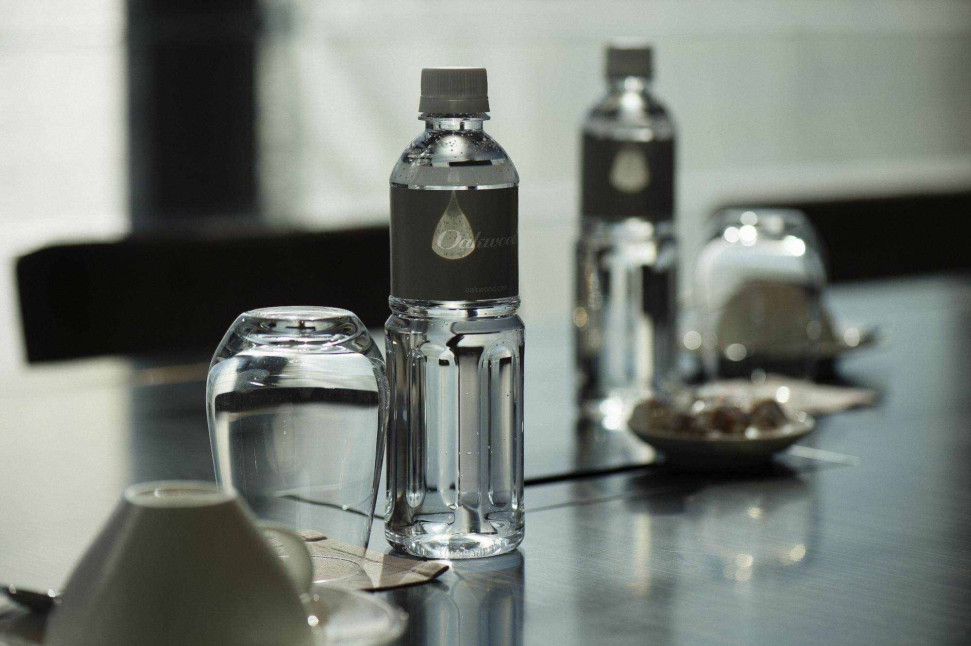 Oakwood Premier Tokyo Hotel Luaran gambar A bottle of water