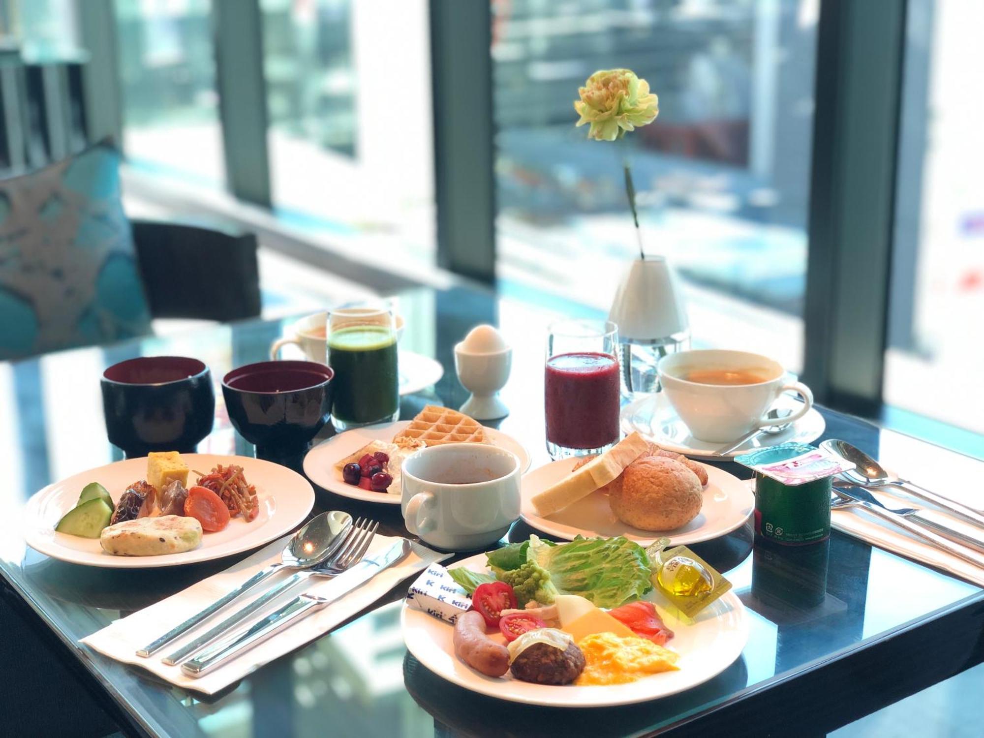 Oakwood Premier Tokyo Hotel Luaran gambar A breakfast at the lounge