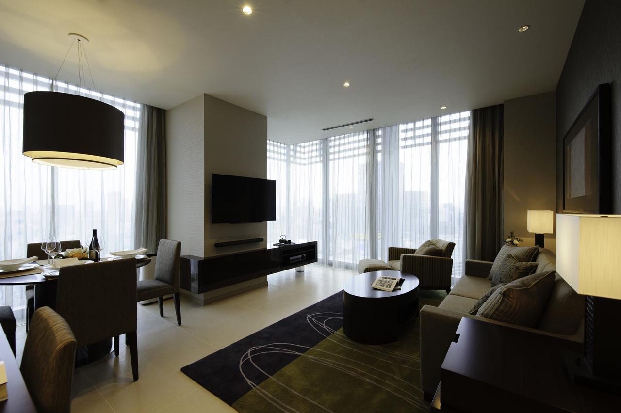Oakwood Premier Tokyo Hotel Luaran gambar A living room in a suite at the hotel