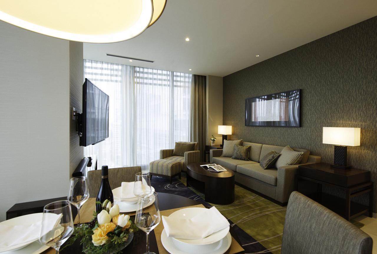 Oakwood Premier Tokyo Hotel Luaran gambar A living room in a suite at the hotel