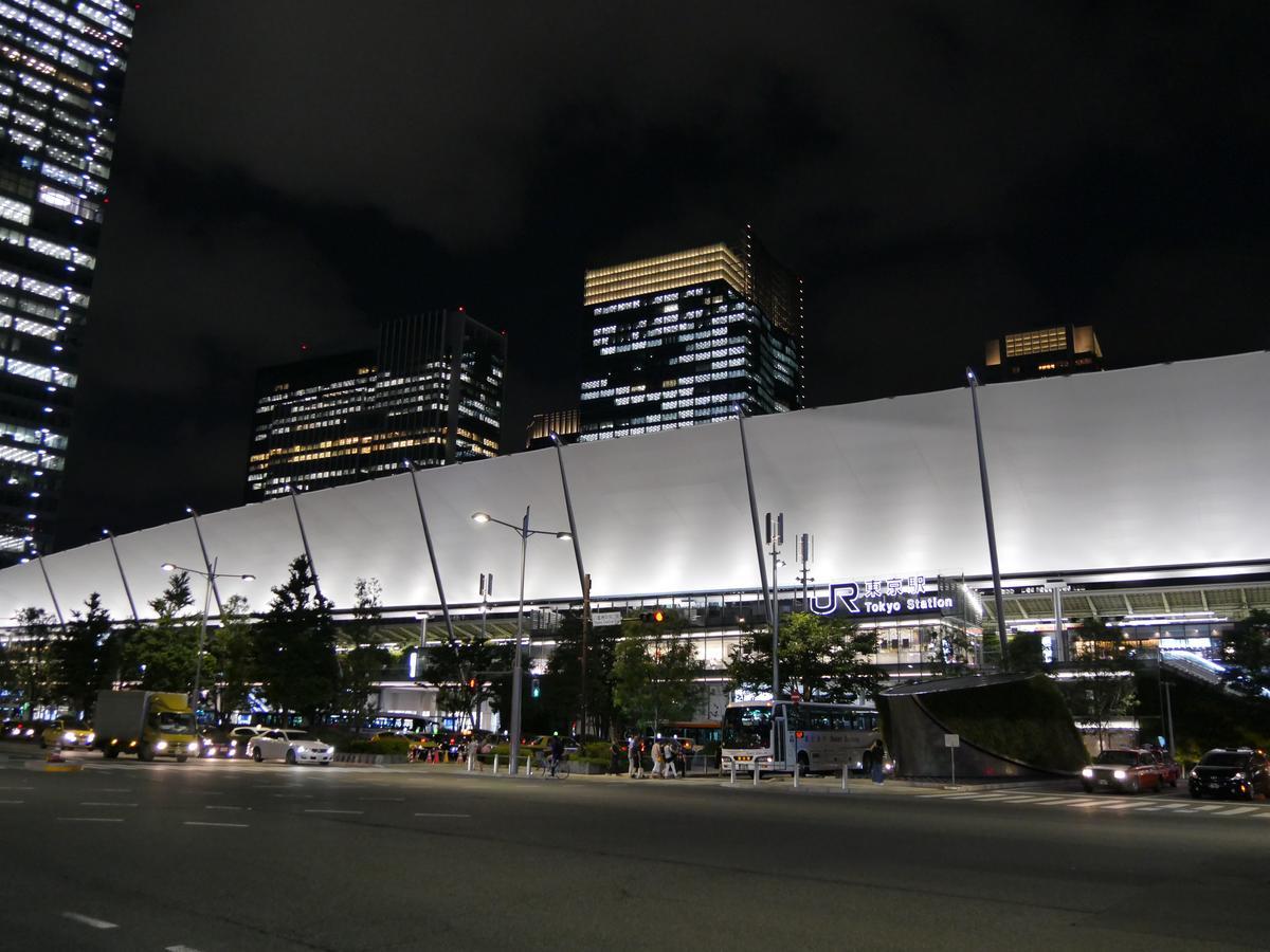 Oakwood Premier Tokyo Hotel Luaran gambar The station at night