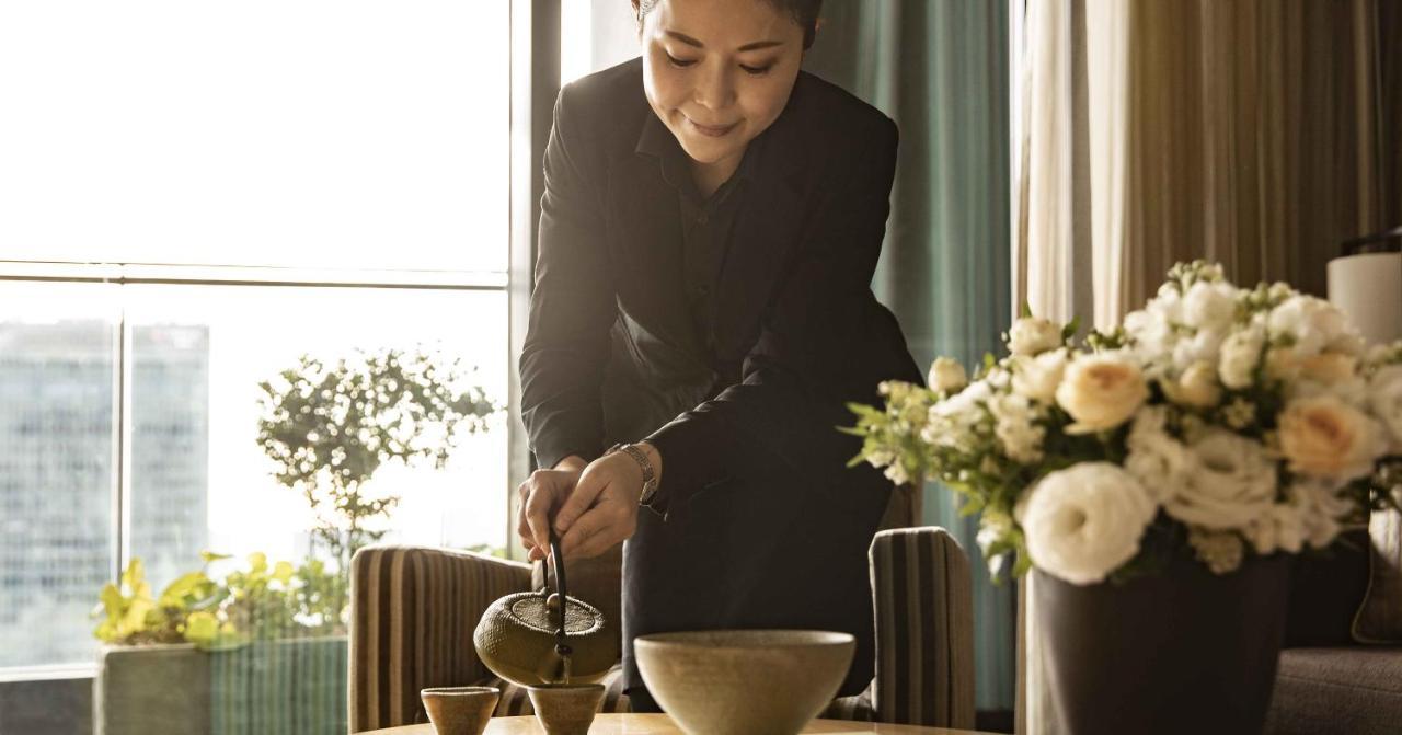 Oakwood Premier Tokyo Hotel Luaran gambar A Thai woman pouring tea